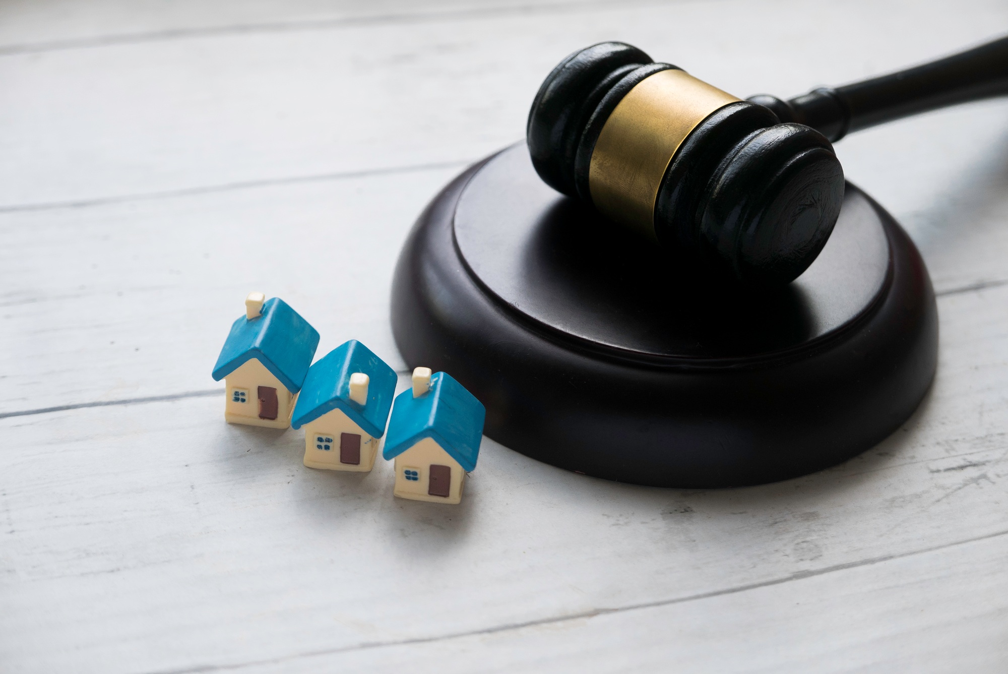 Concept of real estate auction, legal system and property division after divorce.